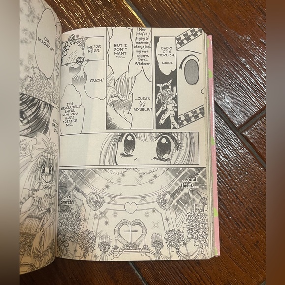 MewMew Hardcover Volume 7 Book - Picture 5 of 7